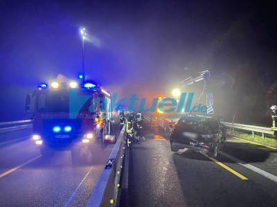 Spektakulärer Nebel-Unfall auf A8 - Fahranfänger kracht im Nebel in Betonleitwand, überschlägt sich mehrmals und bleibt auf der Gegenspur liegen