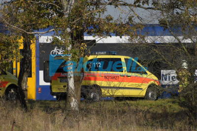 (BB) Heftiger Crash am Bahnübergang in Grieben - Transporterfahrer übersieht Regionalbahn am unbeschrankten Bahnübergang - Mercedes Vito wird nach Aufprall noch rund 100 Meter weit mitgeschleift  - Zwei Menschen sterben