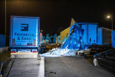 Tödlicher Crash auf A8: LKW rast in Rastplatz und kracht gegen 4 Trucks - Unangegurteter Fahrer aus Führerhaus geschleudert