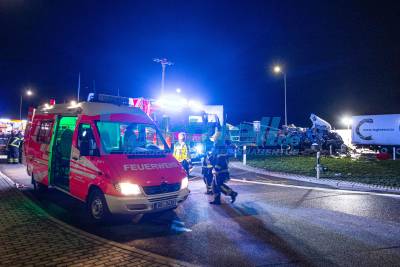 Tödlicher Crash auf A8: LKW rast in Rastplatz und kracht gegen 4 Trucks - Unangegurteter Fahrer aus Führerhaus geschleudert