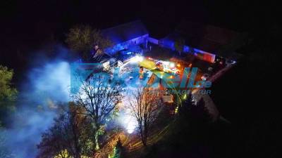 (BB) Familie verliert bei Großbrand in Neuholland bei Liebenwalde ihr Hab und Gut  - 100 Jahre alter Vierseitenhof steht komplett in Flammen-Feuerwehr im Großeinsatz – Drohnenaufnahmen zeigen Ausmaß des Feuers