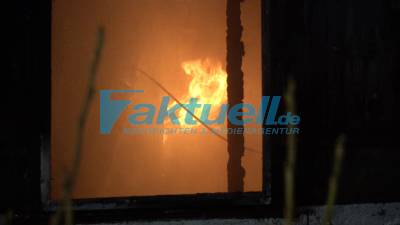 Wohnhausbrand in Benningen - Feuerwehr findet schwer verletzte Person im Haus auf - Erschwerte Brandbekämpfung 