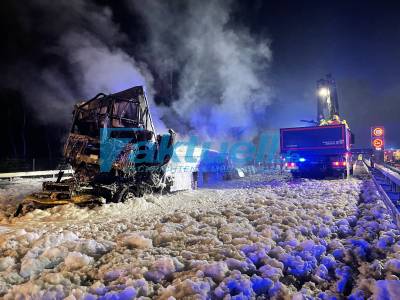 Horrorszenario auf der A12: 40 Tonner kracht in LKW und geht anschließend in Flammen auf - Eine Person verbrennt im Führerhaus - Autobahn komplett unter Schaum