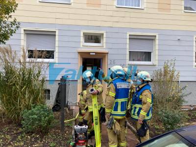 Zimmerbrand - Pflegebedürftiger Mann musste von der Feuerwehr gerettet werden - Der Mann wurde verletzt bei dem Brand