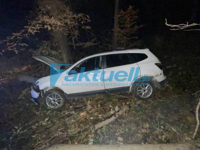 SUV in den Wald gestürzt - schwierige Rettungsaktion für die Feuerwehr Esslingen in feuchter Hanglage - Löschfahrzeug stecken geblieben