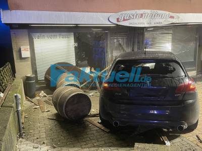 Wie oft denn noch? Auto kracht in italienischen Laden: Bereits der 3. PKW der im Schaufenster steckt - Inhaber aufgelöst 