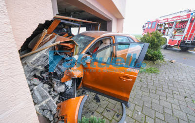 PKW-Fahrerin kracht im Nebel zu schnell gegen Hauswand und Garage - dort werden noch zwei weitere PKWs aufeinander geschoben