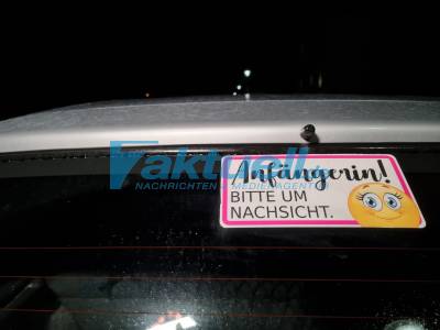 Schwerer Unfall auf der B293 - junge Fahrerin biegt aus Stebbach in B293 ein und übersieht VW Lupo - Lupo liegt überschlagen im Graben - 2 Personen leicht verletzt