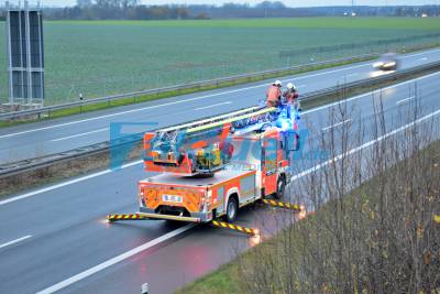 (BB) Kurioser Unfall auf der A24 bei Walsleben – Polnischer Pkw überschlägt sich mehrfach und kommt auf der Seite zum Liegen - 3 Personen flüchteten vermutlich darunter ein Kind