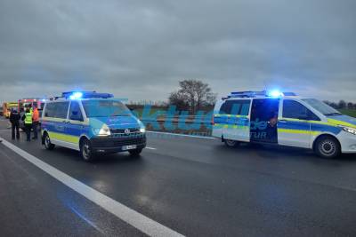 (BB) Kurioser Unfall auf der A24 bei Walsleben – Polnischer Pkw überschlägt sich mehrfach und kommt auf der Seite zum Liegen - 3 Personen flüchteten vermutlich darunter ein Kind