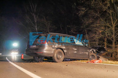 (BB) Tödlicher Unfall in der Lausitz – Pkw VW touchiert erst Leitplanke und prallt dann frontal gegen Baum – Motorblock wird aus Fahrzeug gerissen - Fahrer stirbt noch an der Unfallstelle 