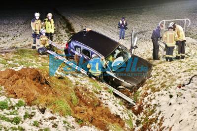 Schnee, Drogen und Alkohol: BMW kommt in Kurve von Fahrbahn ab und kracht in Bachbett - Fahrer schwerst verletzt von Feuerwehr gerettet - Strafverfahren wegen Alkohol- und Drogenbeeinflussung