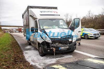 Historischer Feuerwehr-VW kippt nach Unfall mit Sprinter auf der Autobahn um