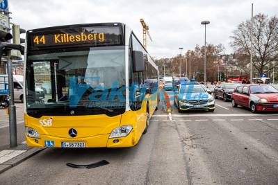 Unfall mit SSB-Bus und PKW fordert 2 Verletzte
