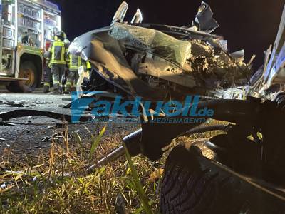 Geisterfahrer-Horrorcrash auf der A111 nahe Berlin - Feuerwehr muss eine eingeklemmte Person mit schweren Gerät befreien - riesen Trümmerfeld und 20km Stau - Belastender Einsatz