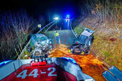 Überholvorgang in Rechtskurve endet mit Frontalcrash - Feuerwehr befreit eingeklemmte Person