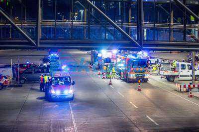 Großalarm am Flughafen: Zinkoxid im Frachtraum ausgetreten - 5 Personen verletzt - Feuerwehr im Einsatz
