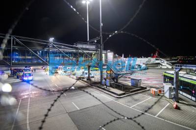 Großalarm am Flughafen: Zinkoxid im Frachtraum ausgetreten - 5 Personen verletzt - Feuerwehr im Einsatz