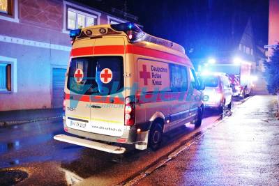 Feuer in Doppelgarage - Zwei abgestellte PKWs beschädigt - Feuerwehr muss Garagentor aufflexen