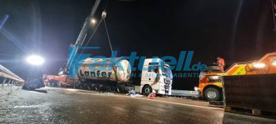 (BB) Stundenlange Vollsperrung der A24 - Tanklastzug mit Transformatoren-Öl verunglückt auf der A24 bei Neuruppin - Fahrer wird schwer verletzt und musste durch die Feuerwehr befreit werden - Umweltamt und Havariedienst