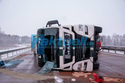 (BB) Stundenlange Vollsperrung der A24 - Tanklastzug mit Transformatoren-Öl verunglückt auf der A24 bei Neuruppin - Fahrer wird schwer verletzt und musste durch die Feuerwehr befreit werden - Umweltamt und Havariedienst