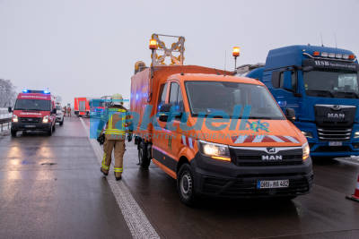 (BB) Stundenlange Vollsperrung der A24 - Tanklastzug mit Transformatoren-Öl verunglückt auf der A24 bei Neuruppin - Fahrer wird schwer verletzt und musste durch die Feuerwehr befreit werden - Umweltamt und Havariedienst