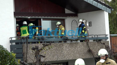 Asche im Mülleimer wohl Ursache beim Dachstuhlbrand im Einfamilienhaus in Ittlingen - 1 Person verletzt - Großaufgebot der Einsatzkräfte
