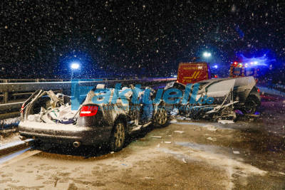 Tödlicher Falschfahrer-Unfall auf A8: Geisterfahrer rast gegen anderen PKW - Rettungseinsatz bei Schneefall und Eiseskälte in der Nacht auf der Schwäbischen Alb -18km Stau - Fahrer reagierte auf Polzei nicht - Fuhr bereits in Bayern falsch auf A8