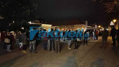 Festnahme (On Tape) bei Corona-Demo - 2 Demos mit rund 1500 Teilnehmer - 4-OTöne - Demozug läuft mit Kerzen und Gesängen durch die Stadt - Pyrotechnik eingesetzt gegen Polizei - Umfangreiches Material