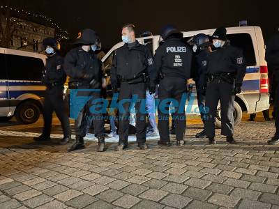 Festnahme (On Tape) bei Corona-Demo - 2 Demos mit rund 1500 Teilnehmer - 4-OTöne - Demozug läuft mit Kerzen und Gesängen durch die Stadt - Pyrotechnik eingesetzt gegen Polizei - Umfangreiches Material