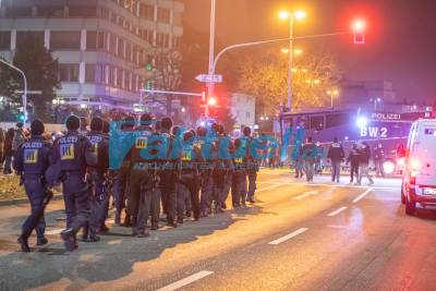 Corona-Demo in Reutlingen: Ca. 500 Teilnehmer vor Ort - Polizei muss Versammlungsverbot durchsetzen - Wasserwerfer in Bereitstellung - Katz- und Maus Spiel