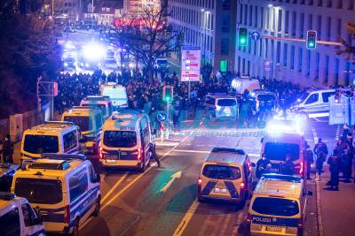 Corona-Demo in Reutlingen: Ca. 500 Teilnehmer vor Ort - Polizei muss Versammlungsverbot durchsetzen - Wasserwerfer in Bereitstellung - Katz- und Maus Spiel