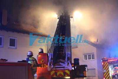 Zwei tote Kinder und 3 Verletzte bei Brand im Wohnhaus am frühen Morgen des vierten Advents