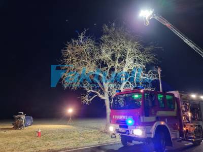 Straßenglätte: Tödlicher Unfall: Auto überschlägt sich mehrfach, landet auf gefrorenem Acker - Verkehrsteilnehmer bemerkt Fahrzeugteile, dann erst das Wrack auf dem Acker liegend
