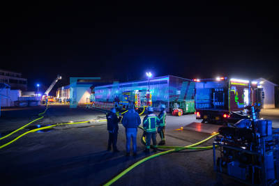 Millionenschaden nach Chemie-Brand: Feuerwehr muss Substanzen in Lagerhalle von Metallveredler löschen