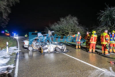 BMW brennt nach Unfall vollständig aus - 3 Schwerverletzte bei Frontalzusammenstoß