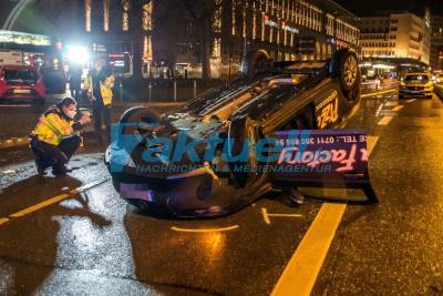 Pizza-Bote überschlägt sich bei Unfall am Hauptbahnhof
