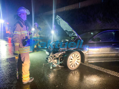 Bei hoher Geschwindigkeit und Regen ins Schleudern geraten - Audi prall nach Bremsmanöver in Leitplanke - Kleinteile auf allen Spuren der A6 bei Mannheim verteilt - Feuerwehr und Polizei  im Einsatz