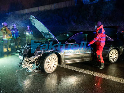 Bei hoher Geschwindigkeit und Regen ins Schleudern geraten - Audi prall nach Bremsmanöver in Leitplanke - Kleinteile auf allen Spuren der A6 bei Mannheim verteilt - Feuerwehr und Polizei  im Einsatz