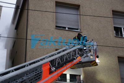 Brand in Wohnhaus in Stgt Ost löst Großalarm der Feuerwehr aus