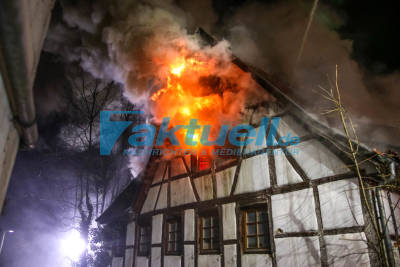 (BW) Familie rettet sich aus Fachwerkhaus-Flammeninferno - Deckenteile brechen runter, Feuerwehr muss Innenangriff abbrechen  - Großeinsatz mit 110 Einsatzkräften bei brennendem Fachwerkhaus - mehrere Verletzte - halbe Million Schaden