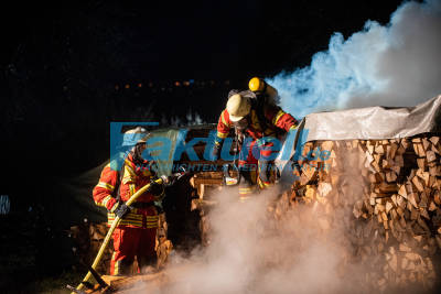 Holzstapel brennt bei Filderstadt-Bonladen - Feuerwehr und Polizei im Einsatz - Brandstiftung mit 500€ Schaden