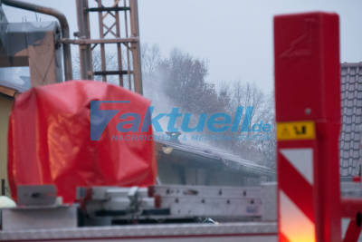 Brand eines Nebengebäudes an einem Einfamilienhaus in Horno bei Forst - zahlreiche Rettungskräfte vor Ort - Personen konnten sich retten - Feuerwehr verhindert Schlimmeres 
