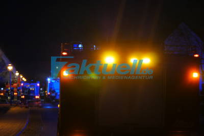 Brand eines Nebengebäudes an einem Einfamilienhaus in Horno bei Forst - zahlreiche Rettungskräfte vor Ort - Personen konnten sich retten - Feuerwehr verhindert Schlimmeres 