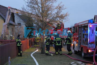 Brand eines Nebengebäudes an einem Einfamilienhaus in Horno bei Forst - zahlreiche Rettungskräfte vor Ort - Personen konnten sich retten - Feuerwehr verhindert Schlimmeres 