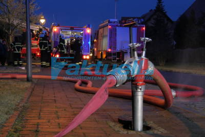 Brand eines Nebengebäudes an einem Einfamilienhaus in Horno bei Forst - zahlreiche Rettungskräfte vor Ort - Personen konnten sich retten - Feuerwehr verhindert Schlimmeres 