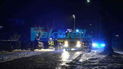Zwei Glätteunfälle in kurzer Zeit auf L14 zur Landesgrenze Brandenburg/Mecklenburg-Vorpommern – Lkw kippt um – Pkw mit 4 Insassen landet gegen Baum – Rettungskräfte hatten Probleme aufgrund von Straßenglätte zu den Einsatzorten zu kommen