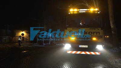 Zwei Glätteunfälle in kurzer Zeit auf L14 zur Landesgrenze Brandenburg/Mecklenburg-Vorpommern – Lkw kippt um – Pkw mit 4 Insassen landet gegen Baum – Rettungskräfte hatten Probleme aufgrund von Straßenglätte zu den Einsatzorten zu kommen