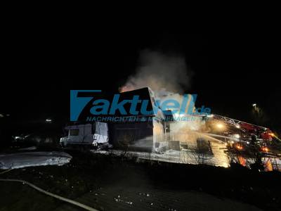 Neujahrsmorgen: Gebäudebrand in Zell unter Aichelberg - Feuer flammt immer wieder auf - Abriss mit Baggern