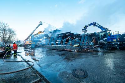 Neujahrsmorgen: Gebäudebrand in Zell unter Aichelberg - Feuer flammt immer wieder auf - Abriss mit Baggern